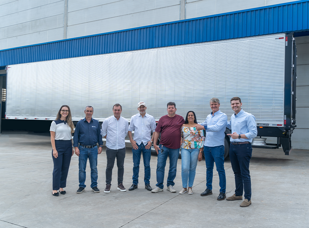 Librelato faz entrega do Furgão Alumínio sorteado para cliente na campanha “Estrada de Prêmios”